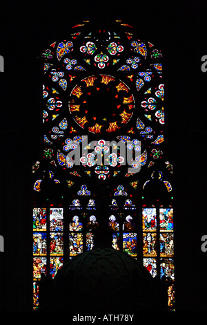 Le finestre di vetro macchiate all'interno del Duomo la terza chiesa più grande del mondo Milano Italia Foto Stock