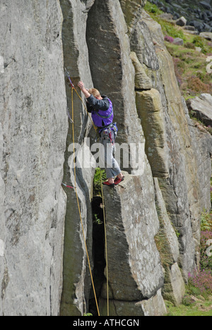 Persona Arrampicata su roccia nel distretto di Peak Derbyshire England Regno Unito Foto Stock