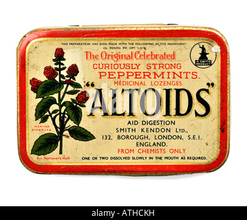 Vintage vecchia scatola di latta di Altoids Smith Kendon curiosamente forte medicinali Peppermints losanghe per solo uso editoriale Foto Stock