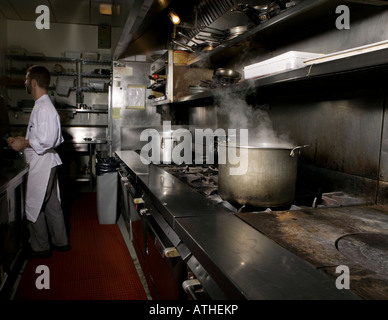Lo chef in una cucina commerciale in un ristorante 2007 Foto Stock