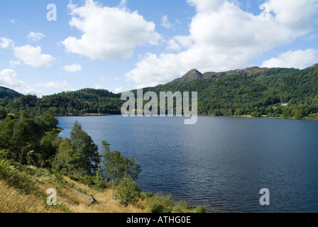 dh LOCH ACHRAY STIRLINGSHIRE Queen Elizabeth Forest Park e ben Aan trossachs montagna Foto Stock