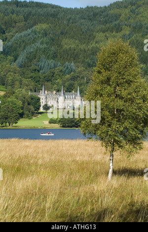 Dh LOCH ACHRAY STIRLINGSHIRE Queen Elizabeth Forest Park e la barca a remi Loch Achray Hotel multiproprietà Foto Stock