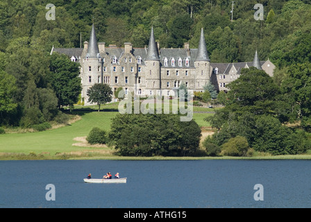 dh Loch Achray Hotel LOCH ACHRAY STIRLINGSHIRE Queen Elizabeth Forest Parco e barca a remi scozia vacanze estive in timeshare in riva al mare scozzese sul lago Foto Stock