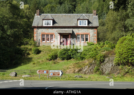 dh LOCH ACHRAY STIRLINGSHIRE Scottish Trossachs svincolo e Lodge casa Queen Elizabeth foresta parco a821 strada segno scozia Foto Stock