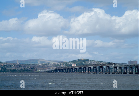 dh Tay Railway Bridge DUNDEE ANGUS ponti scozzesi che attraversano il fiume Tay con la città dundee scotland estuario Foto Stock