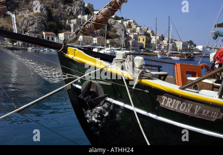 Poco barche da pesca bob nel tranquillo porto sulla isola di Symi Foto Stock