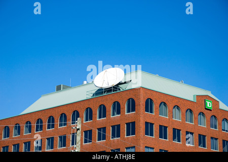 Toronto Dominion Bank con antenna parabolica sul tetto verde rame Fredericton New Brunswick Canada Foto Stock