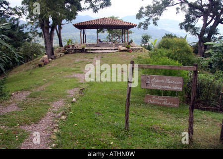 Una piattaforma di yoga all'Hacienda San Lucas in Honduras, su cui si affaccia la giungla, valle e le rovine di Copan qui di seguito. Foto Stock