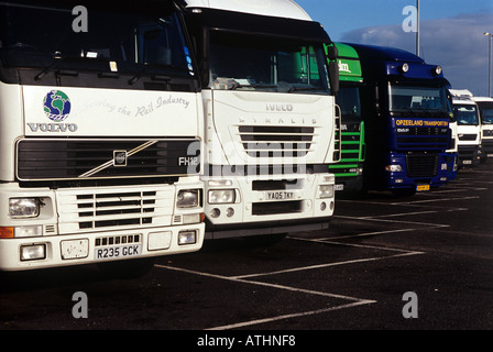 Autotreni parcheggiati in autostrada. Foto Stock