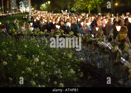 Pellegrini in processione a lume di candela sulla serata piovosa Lourdes Francia Foto Stock