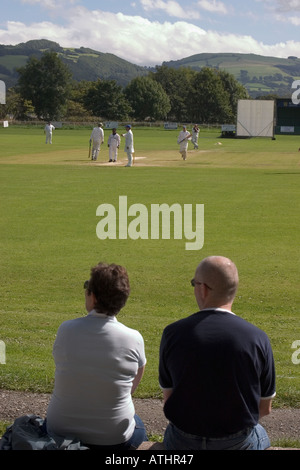 Coppia di spettatori che guardano la partita di cricket della lega locale Llanrwst Gwynedd Galles del Nord Foto Stock