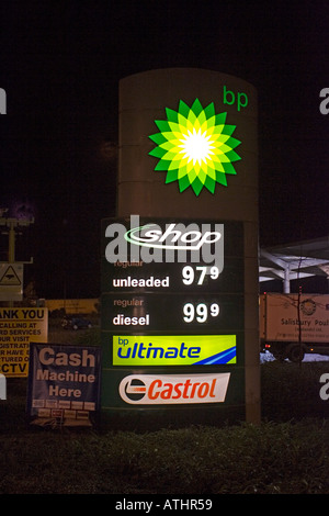 Il carburante per la vendita segno a 99 9 pence al litro per il diesel a stazione di servizio autostradale Novembre 2005 Foto Stock