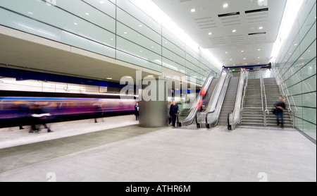 Scale mobili e scale che conducono ad una stazione ferroviaria piattaforma alla stazione di St Pancras, London, England. Foto Stock