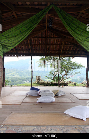 Una piattaforma di yoga all'Hacienda San Lucas in Honduras, su cui si affaccia la giungla, valle e le rovine di Copan qui di seguito. Foto Stock