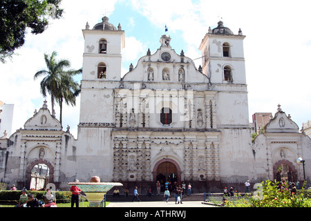 Vista del xviii secolo Parroquia de San Miguel Arcangel, o la chiesa di San Michele a Tegucigalpa, Honduras " Central Park. Foto Stock