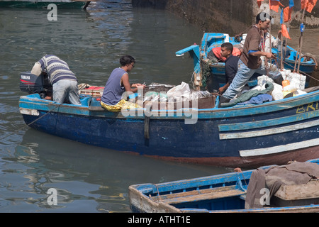 I pescatori baiting lunga linea hooksand preparando per impostare sul viaggio di pesca Foto Stock