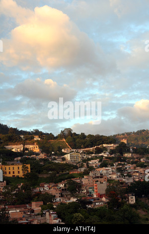 Case in zone densamente popolate colline del quartiere di Colonia Reforma, come si vede dal sobborgo di Colonia Palmira. Foto Stock