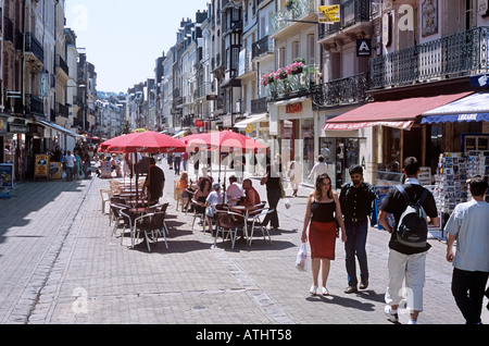 Un cafe' sul marciapiede sulla Grande Rue nel centro di Dieppe. Foto Stock