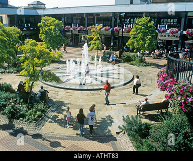 Le fontane e gli alberi del centro storico piazza in Bracknell New Town Foto Stock