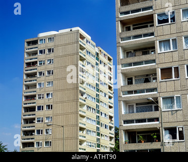 Due prefabbricati in blocchi a torre in Alton Station Wagon West alla Roehampton, a sud-ovest di Londra. Foto Stock