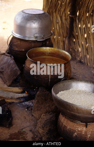 Pentole da cucina, Massa manioca, Tortiya, Costa d'Avorio (Costa d'Avorio) Foto Stock