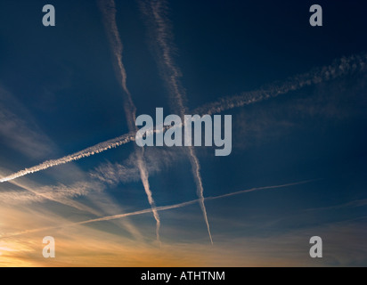 Una partita di tris- contrails prima del sorgere del sole 2 Foto Stock