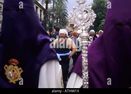 Costalero nella Settimana Santa Siviglia Andalusia Spagna Foto Stock