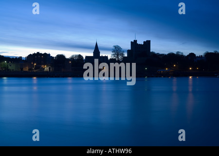 Rochester Castle & gli arcivescovi palace all'alba Foto Stock