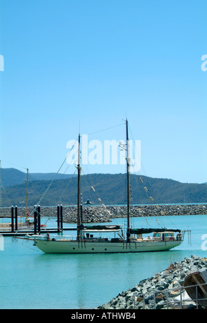 Spiaggia airlee queensland Proserpina Airlee spiaggia nave barca marina yacht blue sky meteo tropicali vacanza viaggi turismo tourist Foto Stock