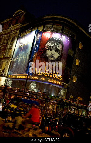 Les Miserables al Queens Theatre in Shaftesburry Avenue London Inghilterra England Foto Stock