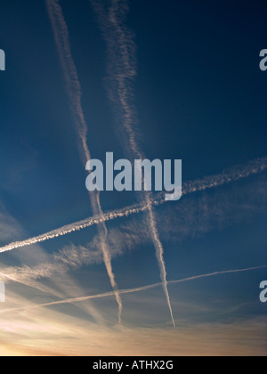 Una partita di tris- contrails prima del sorgere del sole 1 Foto Stock