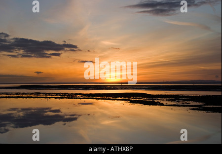 Il fiume Severn Estuary, UK. Un bellissimo tramonto in inverno sul Galles, visto dal lato inglese del fiume Foto Stock