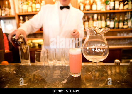 Il Bellini aperitivo all'Harry's Bar di Venezia Italia dove è stato inventato Foto Stock