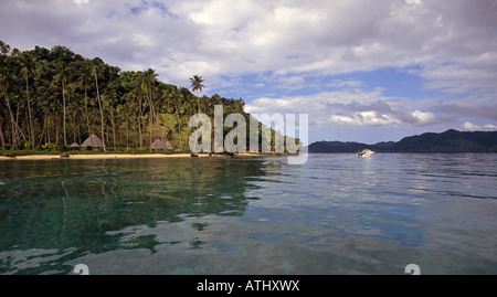 Una barca di immersione testa fuori di n una tranquilla laguna vicino Matagi Island Matangi Resort nel nord delle Isole Figi Foto Stock