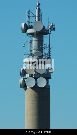 La torre delle comunicazioni da vicino Foto Stock