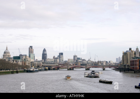 Città di Londra paesaggio dalla Waterloo Bridge mostra sul fiume Tamigi tra cui skyline Saint Paul s Cathedral Foto Stock