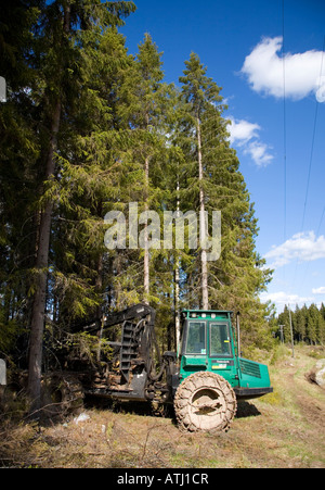 Green Timberjack 1010 macchina forestale parcheggiata al bordo della foresta di taiga , Finlandia Foto Stock