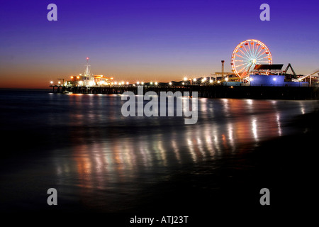 Il molo di Santa Monica ruota panoramica Ferris di notte Foto Stock