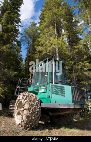 Green Timberjack macchina forestale parcheggiata al bordo della foresta di taiga , Finlandia Foto Stock