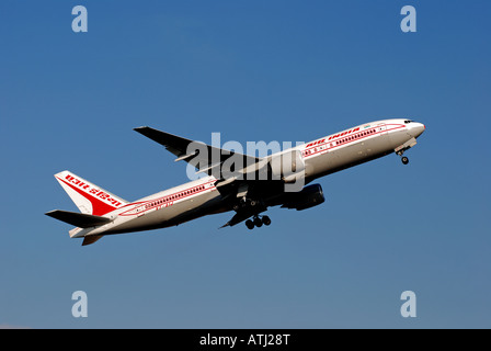 Air India Boeing 777 aeromobili in fase di decollo presso l'Aeroporto Internazionale di Birmingham, Inghilterra, Regno Unito Foto Stock