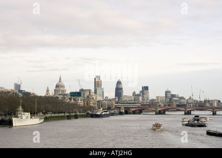 Città di Londra paesaggio dalla Waterloo Bridge mostra sul fiume Tamigi tra cui skyline Saint Paul s Cathedral Foto Stock