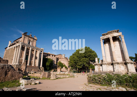 Tempio di Antonino e Faustina e Tempio di Vesta Foro Romano Roma Italia Foto Stock