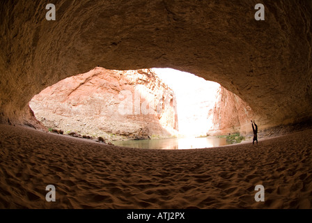In Handstand Redwall Cavern sul Fiume Colorado nel Parco Nazionale del Grand Canyon Arizona Foto Stock