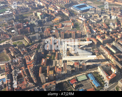 La principessa Letizia Convention Center e il nuevo Stadio Carlos Tartiere in background, città di Oviedo, Asturias, Spagna Foto Stock