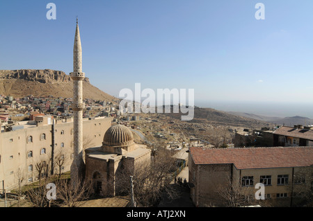 Una moschea che si affaccia sulla grande pianura, in Mardin, una piccola città curda nel sud-est della Turchia. Foto Stock