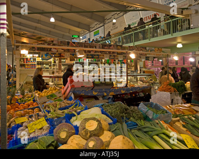 Vegetali per la vendita nel mercato Kleinmarkthalle hall in Frankfurt am Main Hesse Germania Foto Stock