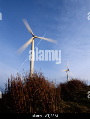 Un aereo di linea sorvola due turbine eoliche presso la Gilfach Goch Wind Farm vicino a Bridgend e Pontypridd, Mid Glamorgan, Galles. Foto Stock