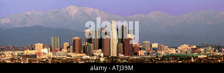 Los Angeles skyline e coperta di neve San Bernardino mountains Foto Stock