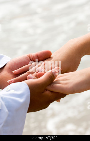 Giovane Holding Hands Foto Stock