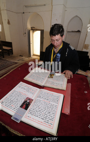 Uno studente di imparare la lingua aramaica al Deyrul Zafaran monastero, meglio conosciuto come il monastero di zafferano, presso Mardin, Turchia. Foto Stock